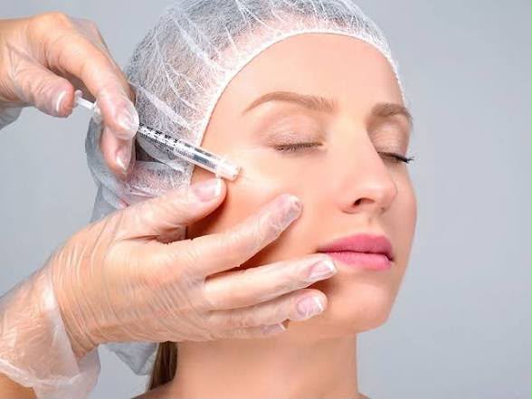 Rimodellamento degli zigomi con filler presso EsteCenter Istanbul